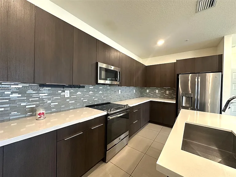 4713 NW 84th Ct — Photo 5