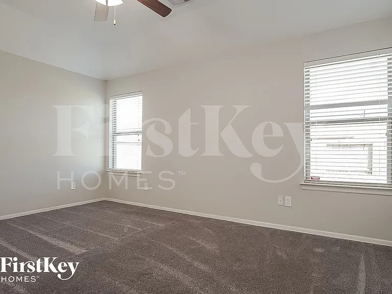 106 W Red Oak Ln — Photo 7