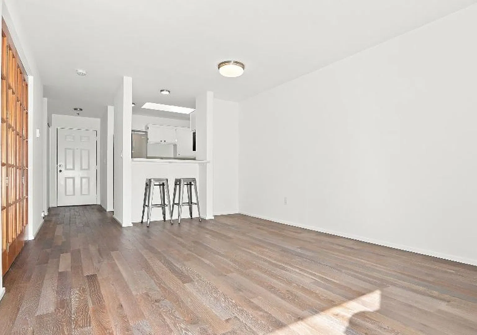 Top-Floor Queen Anne Condo, quiet residential setting with Space Needle Views — Photo 3