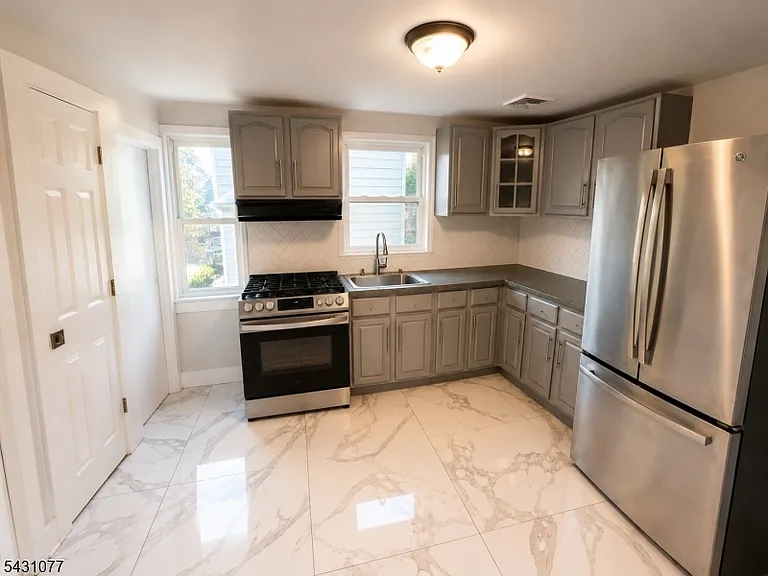 160 Elm St — Photo 3