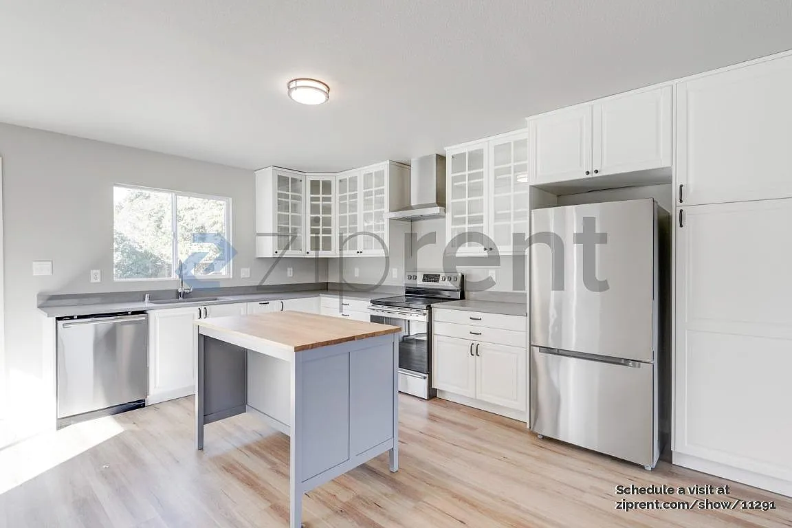 4 bed, 2037 sqft, $3,608 — Photo 3