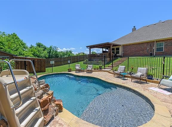 2nd image of 120 Mundelein Dr