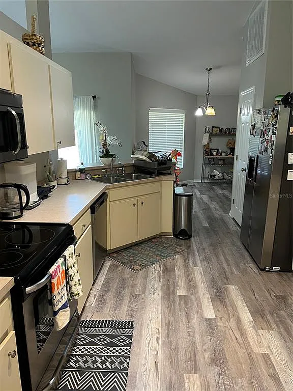 4 bed, 2.0 bath, 1859 sqft, $2,400 — Photo 4