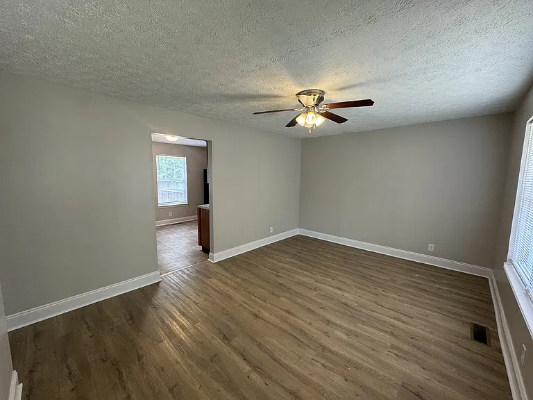 620 Artic Ave — Photo 3