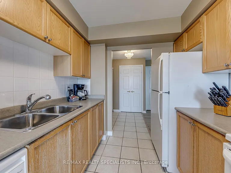 25 Kingsbridge Garden Cir W #924 — Photo 17