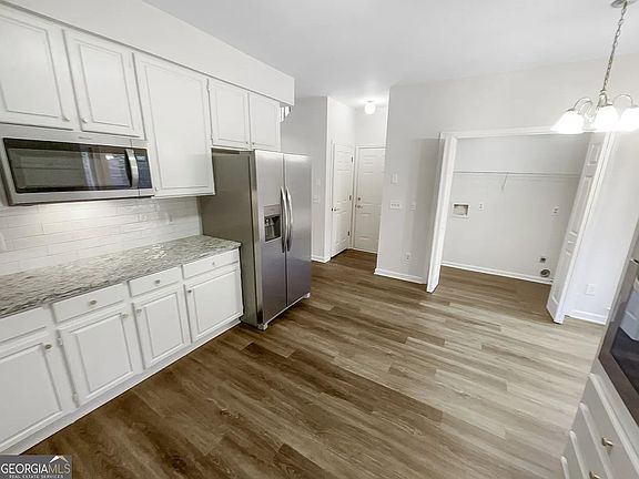 4th image of 3338 Glenrose Trl