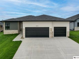 1015 Kantor Ln, Hickman, NE 68372
