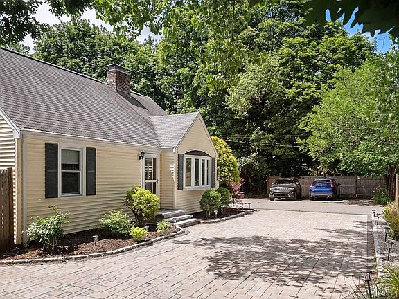 2nd image of 389 Commonwealth Rd