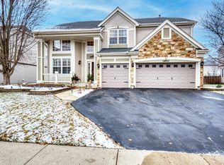 1647 Rosehall Ln, Elgin, IL 60123