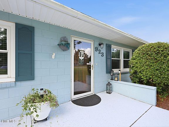 2nd image of 923 N Yaupon Terrace