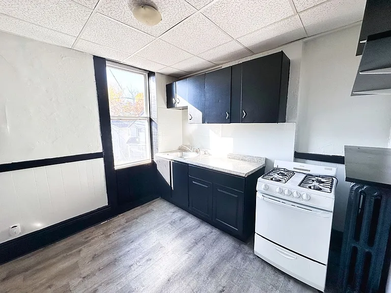 111-115 Lyell Ave — Photo 3