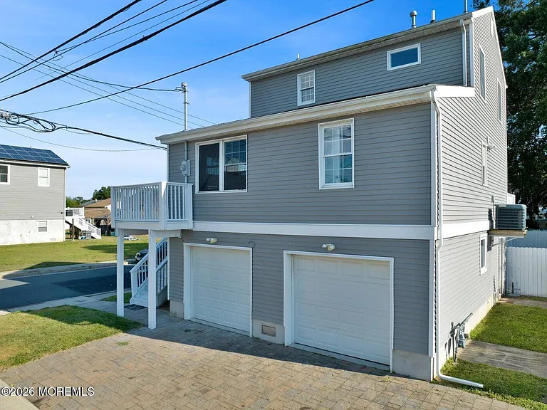 401 Spruce St — Photo 2