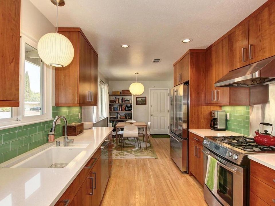 2nd image of 1100 Villanova Dr