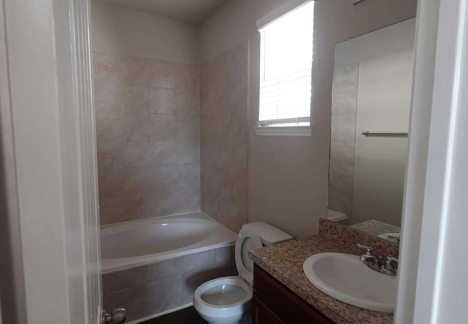 4 bed, 2.5 bath, 1707 sqft, $1,950 — Photo 3
