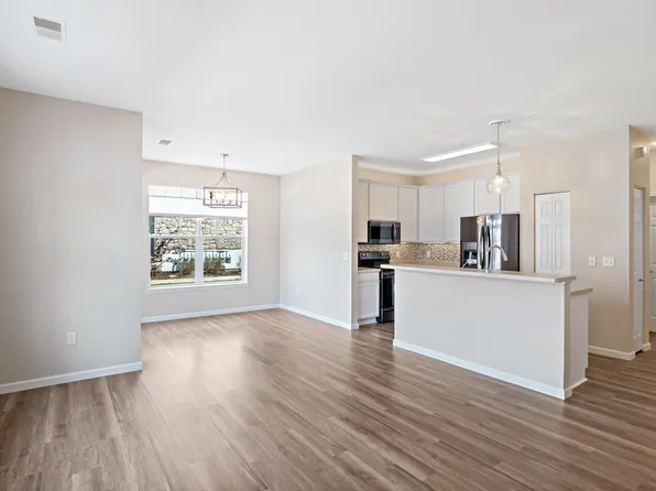 N16W26543 Meadowgrass Cir, Pewaukee, WI 53072