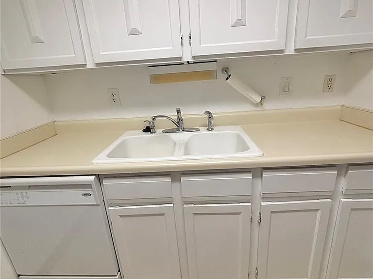 1150 Golden Cir #501 — Photo 9
