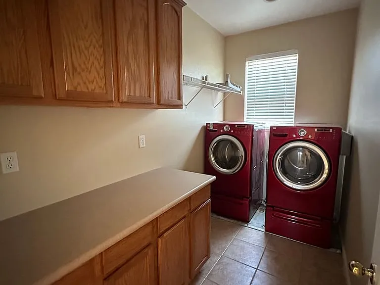 746 Jersey Ct — Photo 17