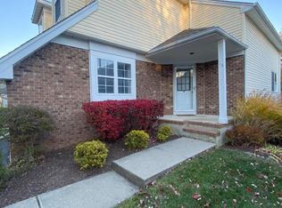 16 Mountain View Ct, Hamburg, NJ 07419
