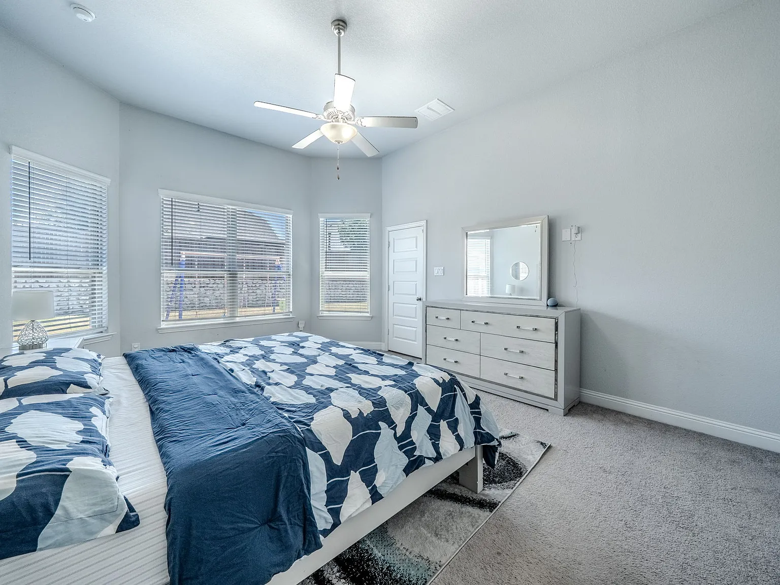4 bed, 3.5 bath, 2770 sqft, $2,950 — Photo 3