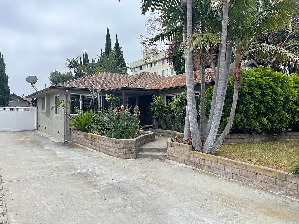 11160 Greenlawn Ave
