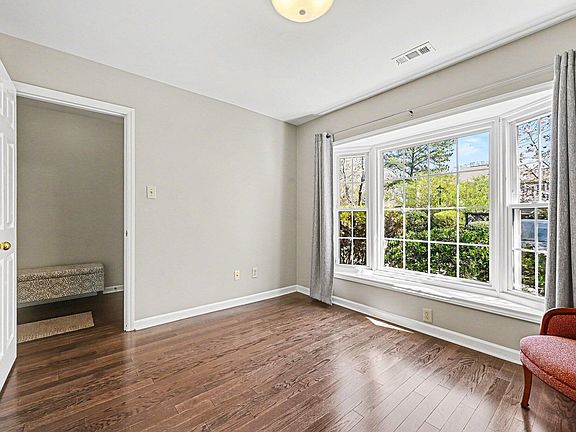 5th image of 27 Forest Green Dr