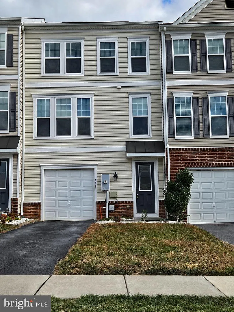 3 bed, 6.0 bath, 2281 sqft, $2,100 — Photo 1