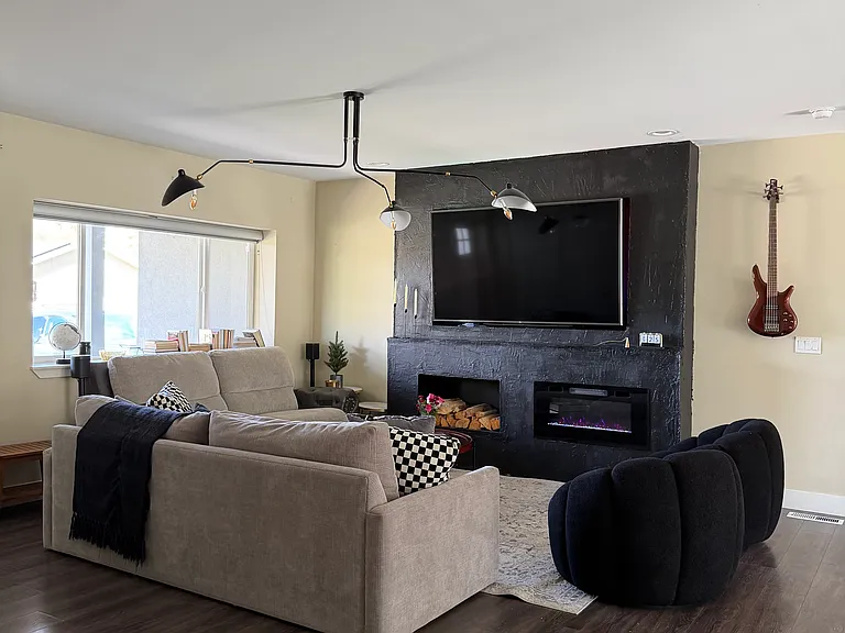 W Aldershot Dr — Photo 1