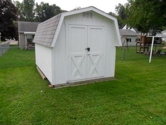 4th image of 170 Hillside Cir