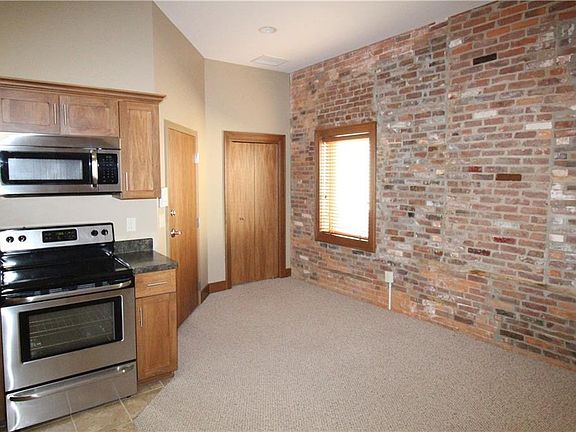 3rd image of 122 N Main St APT B