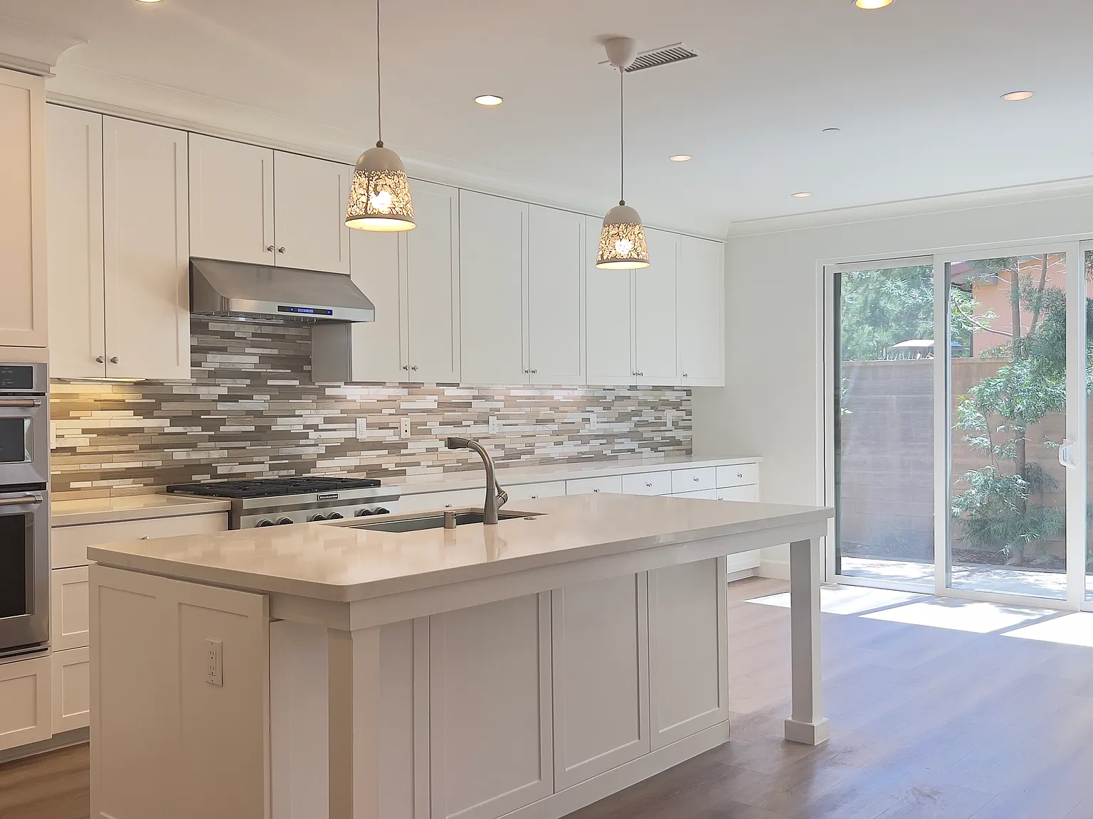 4 bed, 2435 sqft, $6,400 — Photo 2