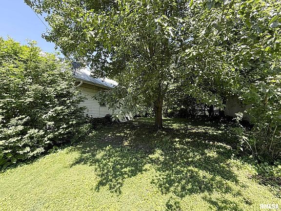 5th image of 1521 E Grove St