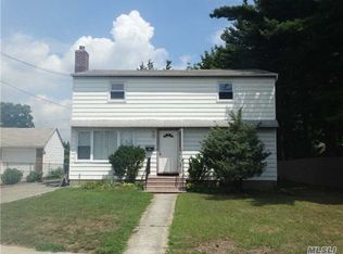 41 Foxcroft Rd, Albertson, NY 11507