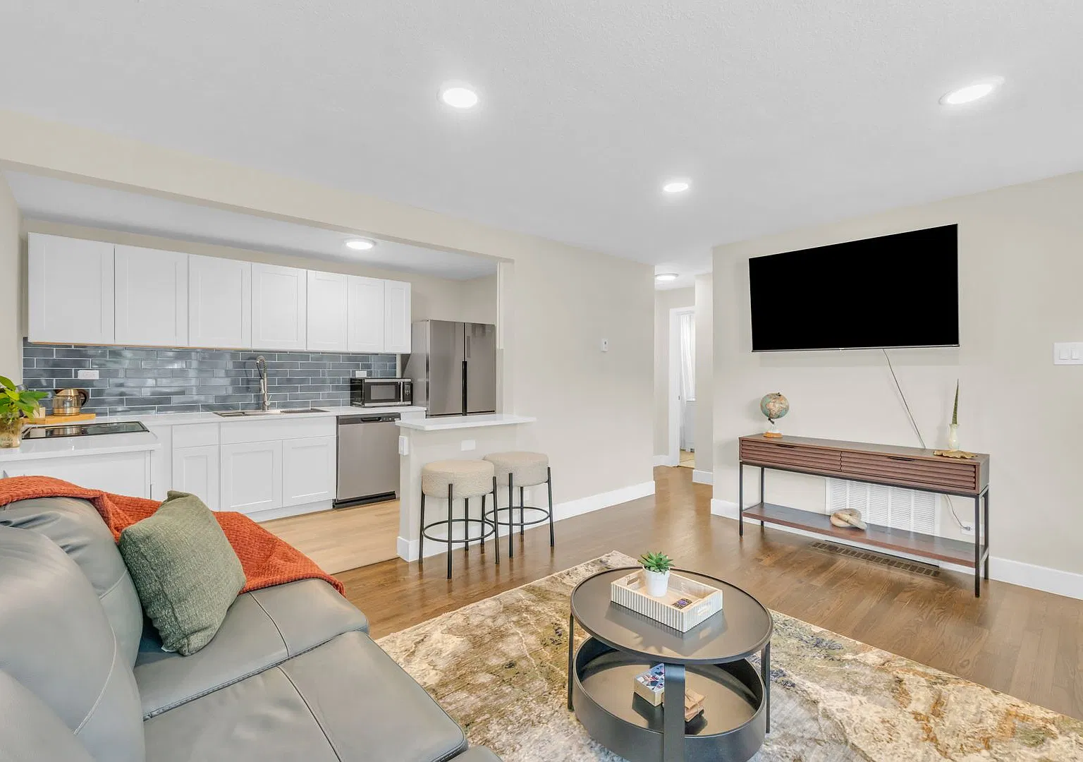 Fully Furnished Sunnyside Townhome | All-Inclusive | Flexible Stays — Photo 3