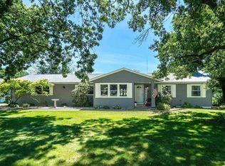 4323 Tanglewood Rd, Bettendorf, IA 52722