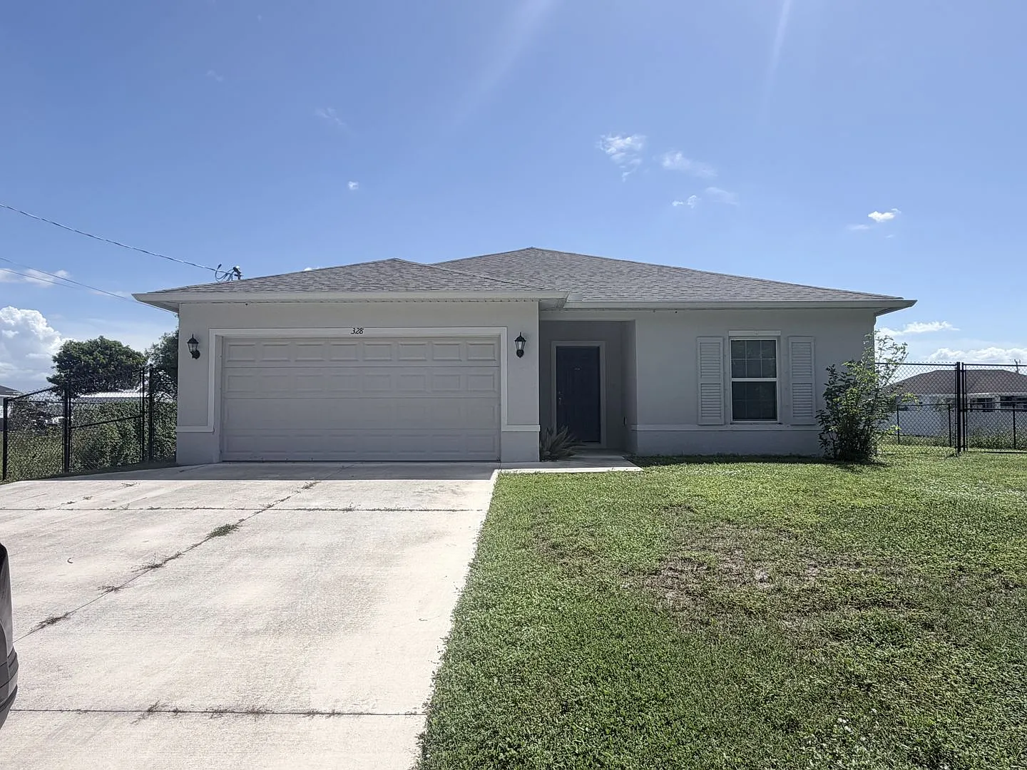 Fenced yard, 3/2 Single Family Home. Rent Ready. — Photo 2