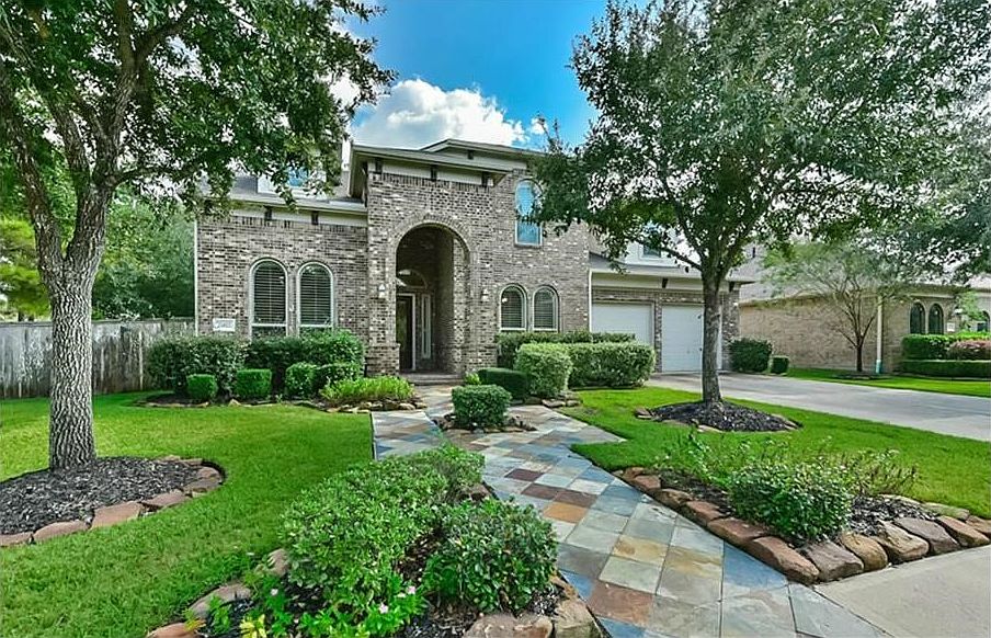 Beautiful curb appeal in this wonderful 4 bedroom home.