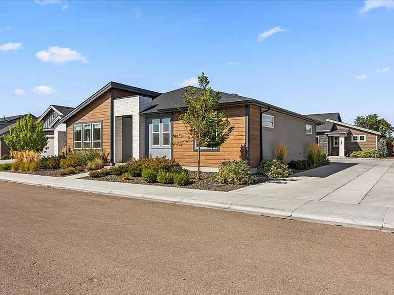555 S Proctor Ln — Photo 2