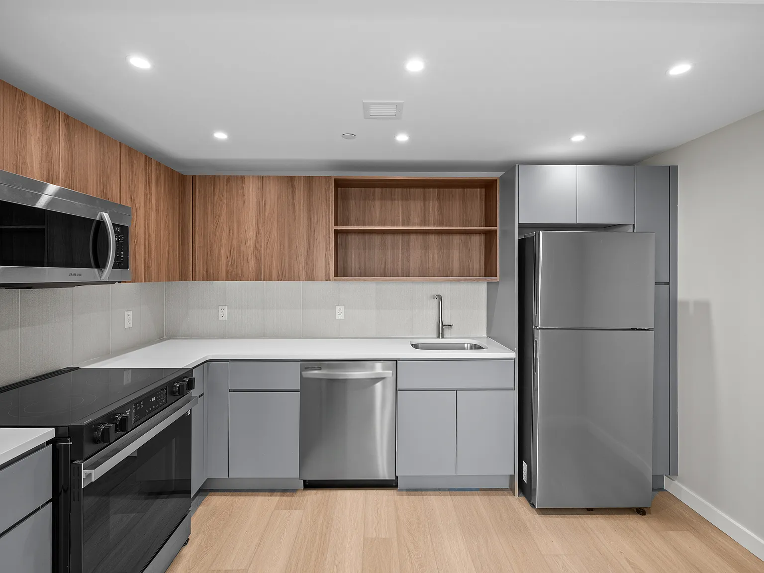 2905 West 17th Street — Photo 2