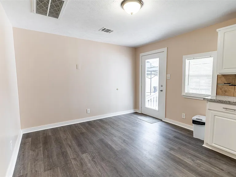 307 N Live Oak St #2 — Photo 1