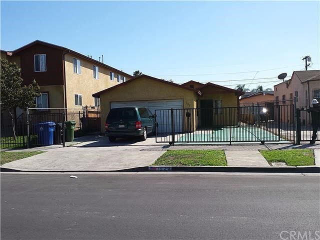 2nd image of 922 E 81st St