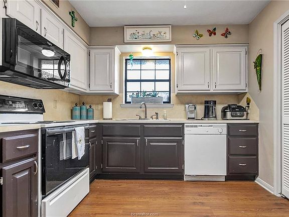 3rd image of 1722 Laura Ln