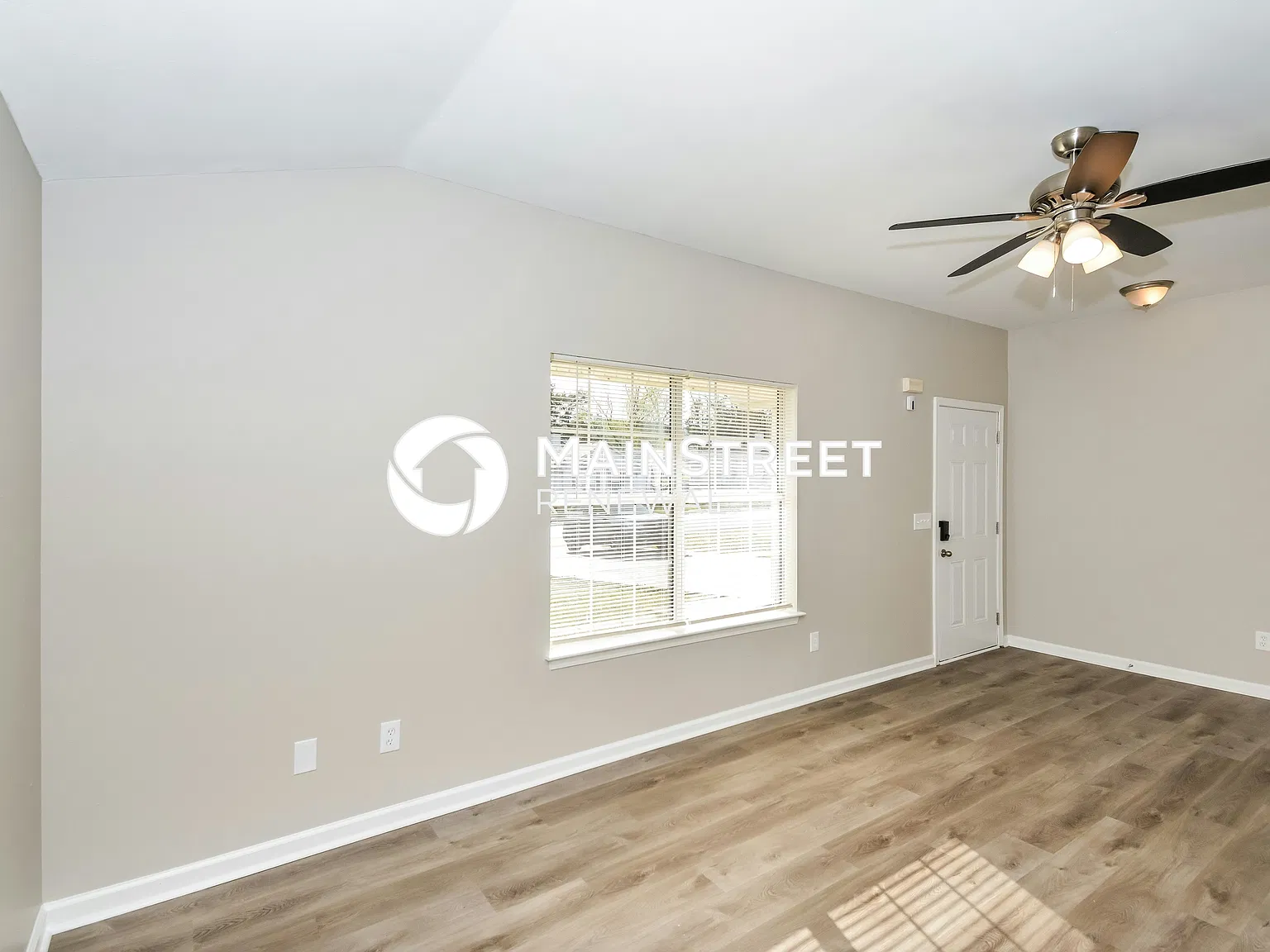 862 Lavergne Ln — Photo 2