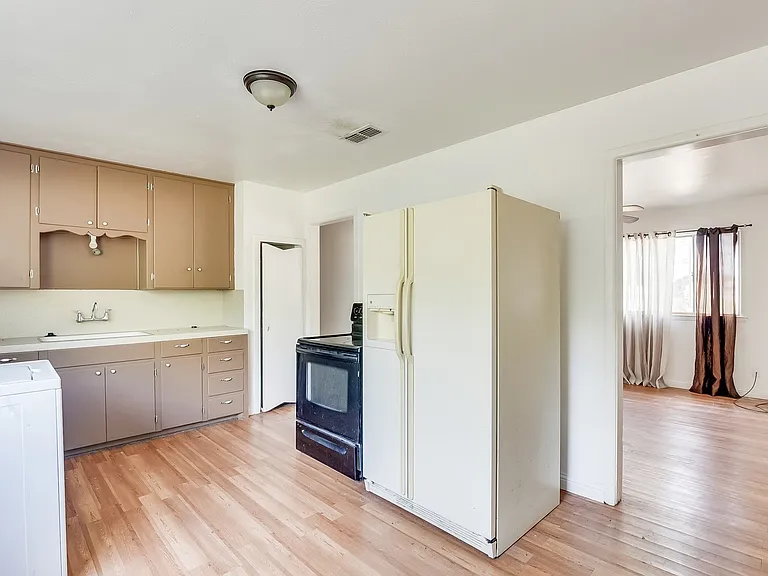 344 NW Renfro St — Photo 10