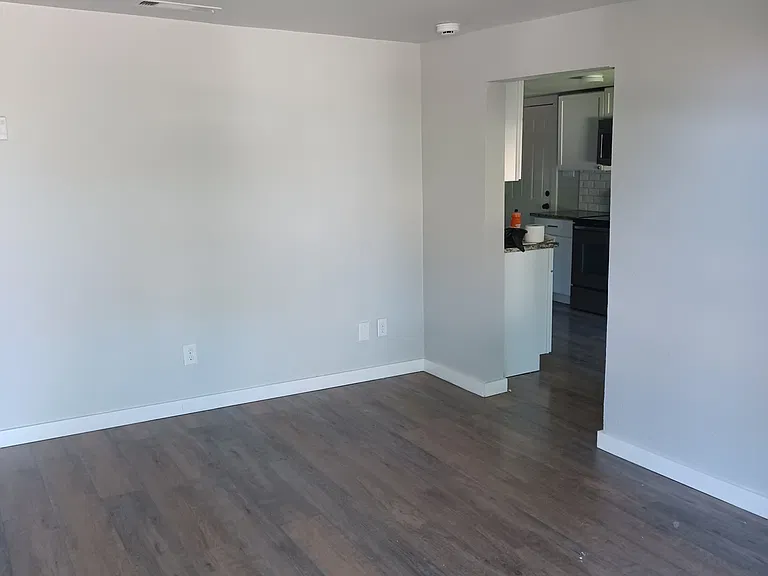 207 N Illinois St — Photo 4