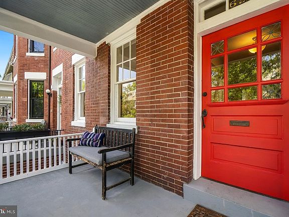3rd image of 623 Lexington Pl NE