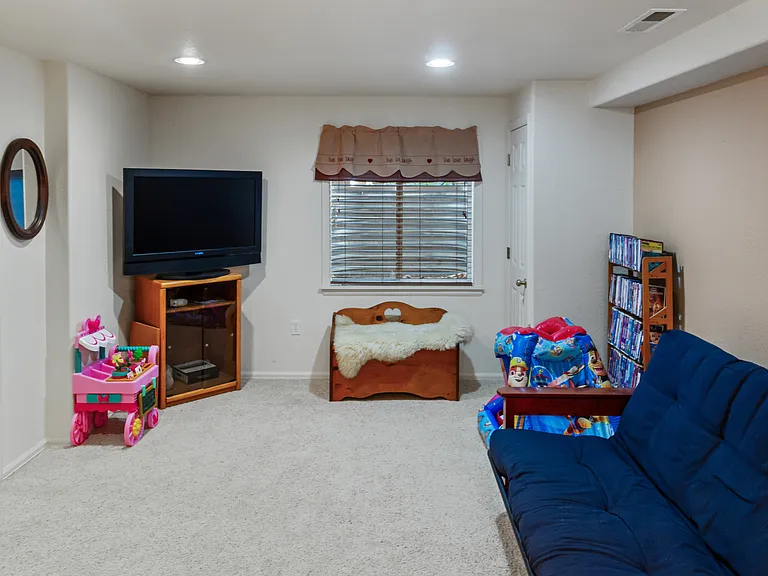 420 Hudson Ct — Photo 26