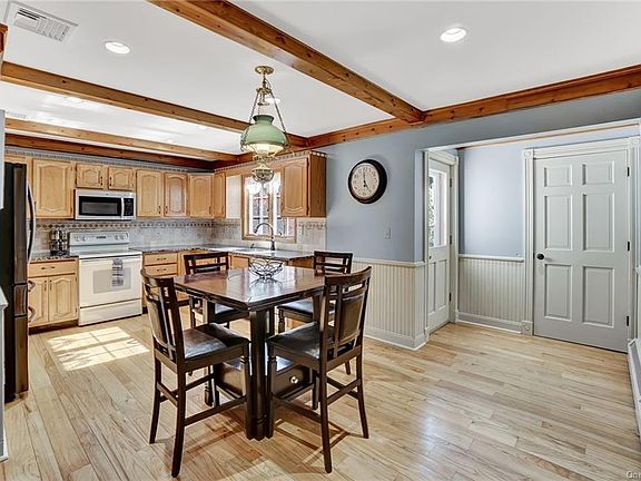 3rd image of 7 Karen Ct