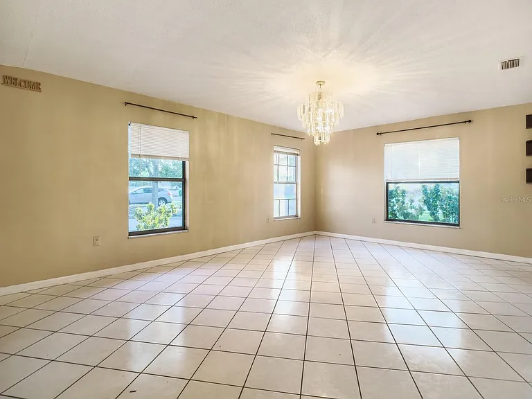 1321 N Hart Blvd — Photo 2