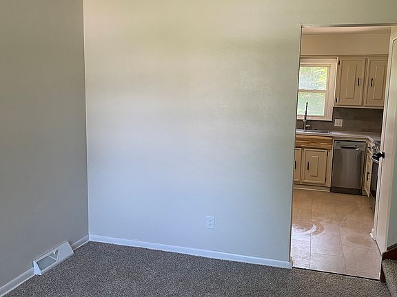 5th image of 15947 106th Ave