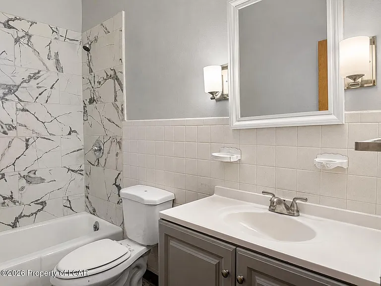 17 Catlin Ave — Photo 4